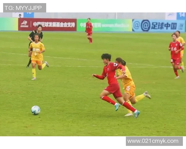 足球明星亲临现场助阵女足比赛展现对女性运动的支持与热爱