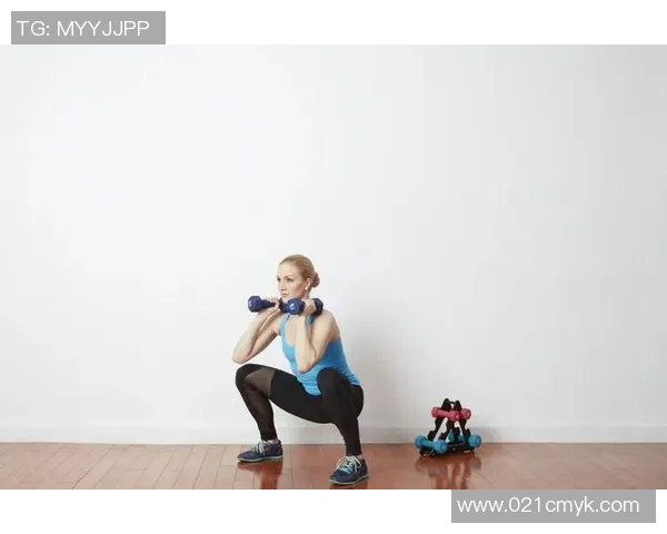 哑铃深蹲标准动作详解与注意事项提升训练效果的技巧分享